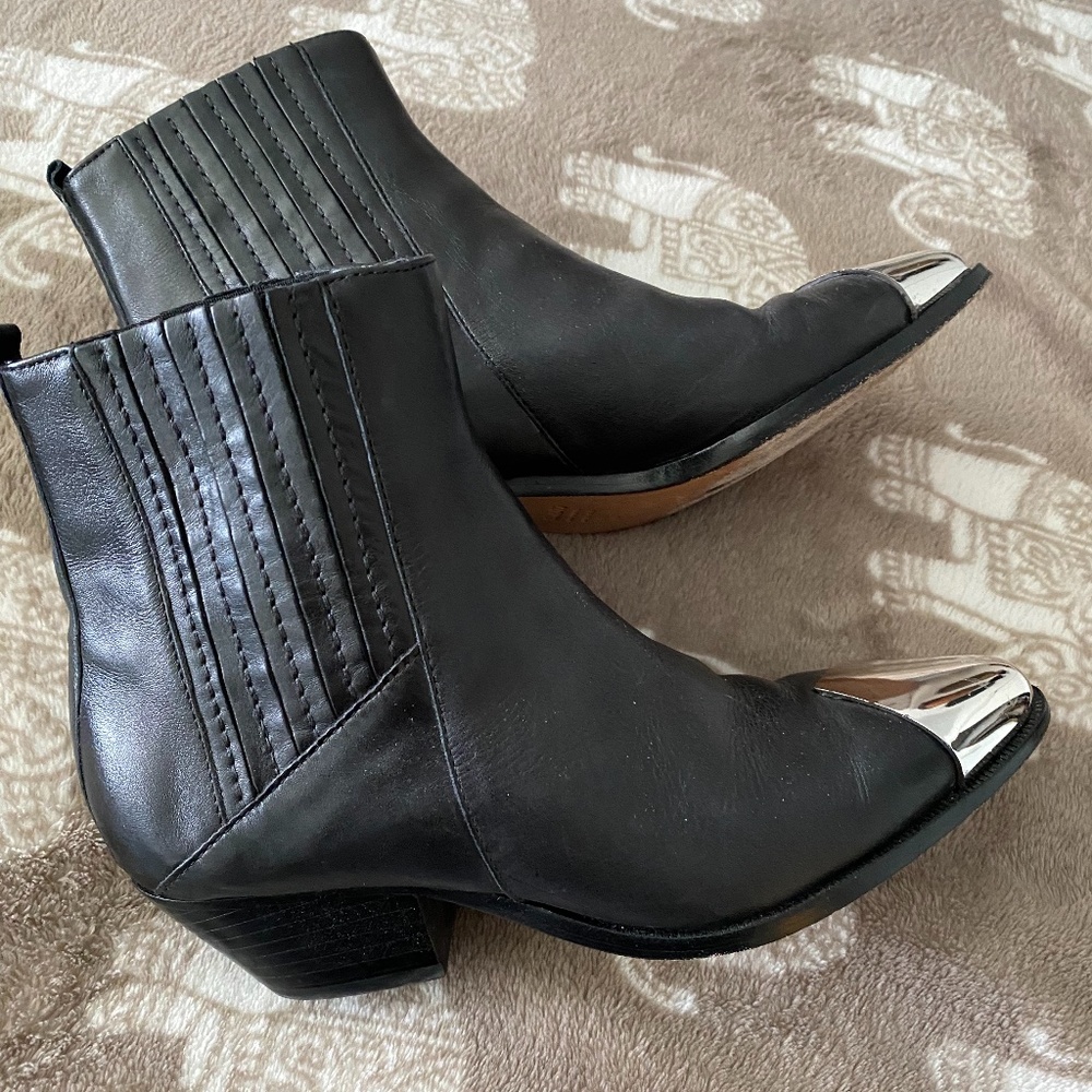 Schutz boots